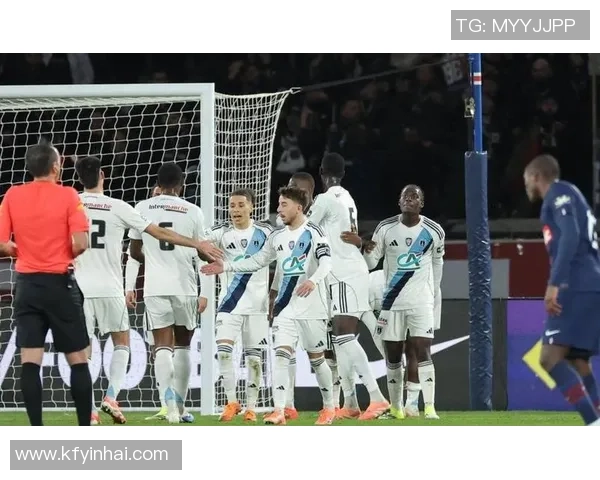 中超精彩对决皇马与巴黎圣日耳曼战成平局乌龙球引发全场热烈反响